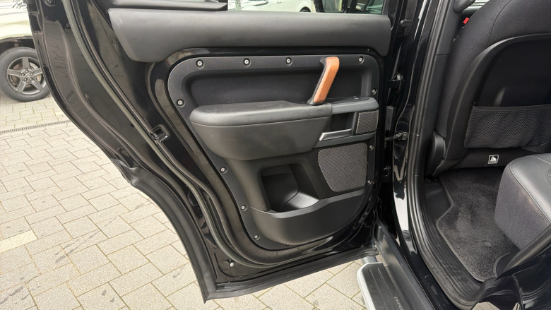 Land Rover Defender 2.0 P400e X 110 5dr Auto Estate